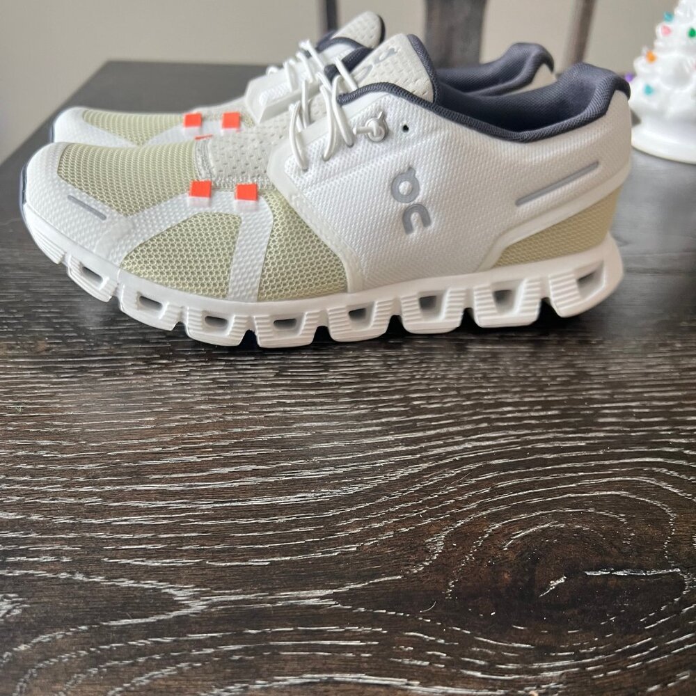 On Clouds Women's Size 9 - image 1